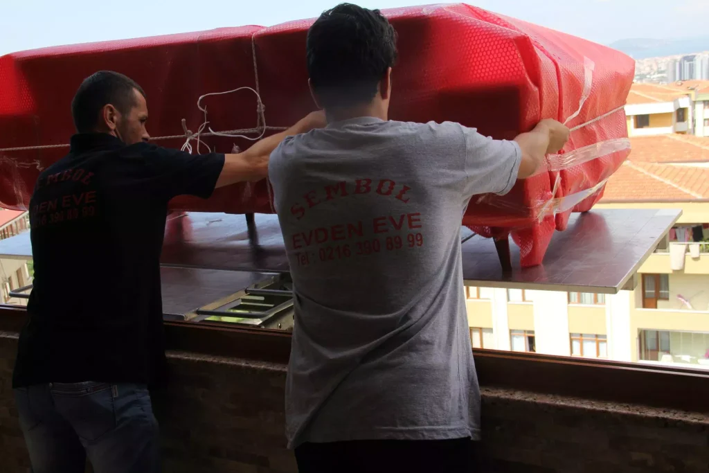 Eşyaları Asansöre Yükleme