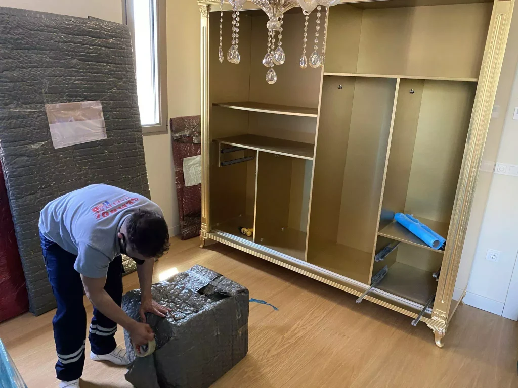 Kurumsal nakliyat sürecinde şirket arşivinin ve bilgisayarların barkodlu paketlenmesi