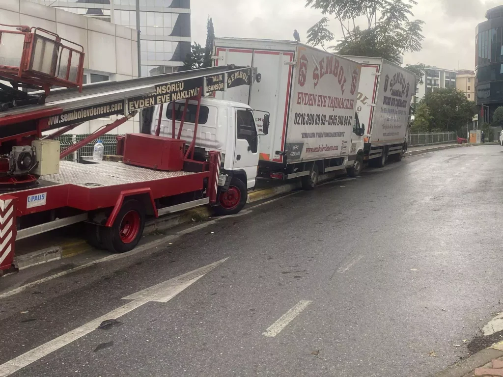 Beylikdüzü Evden Eve Nakliyat | 2025 Fiyatları ve Sorunsuz Taşınma Rehberi 2 Sembol Nakliyat Asansörlü Araçları