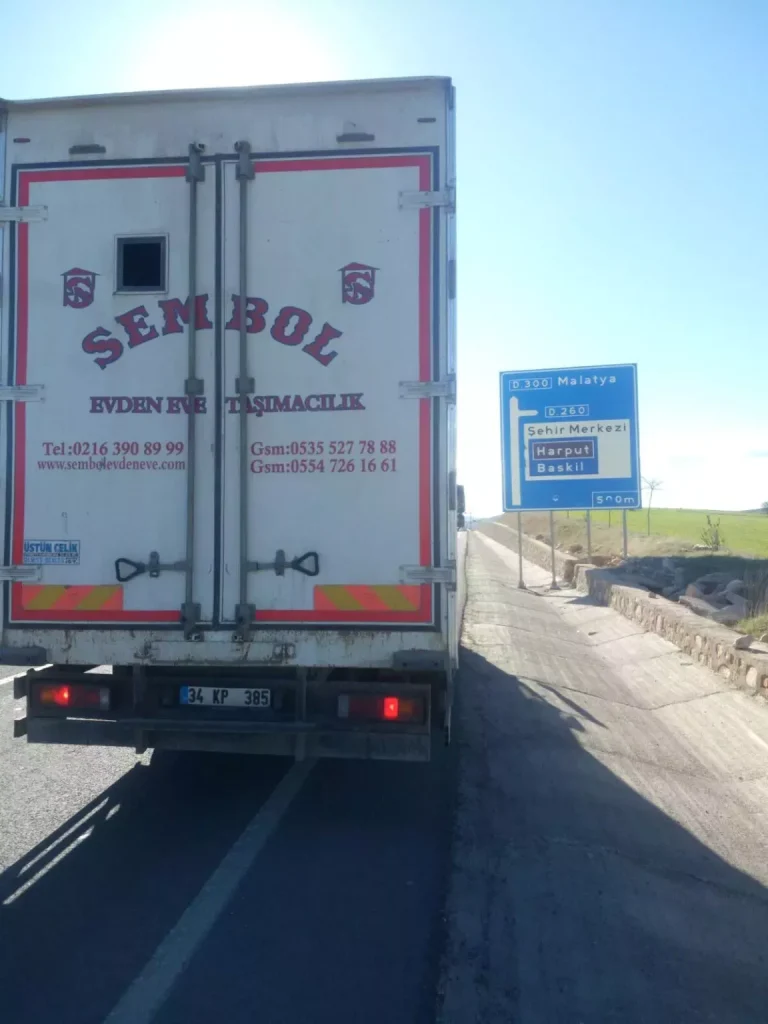 Sembol Nakliyat Kamyonu Yolda