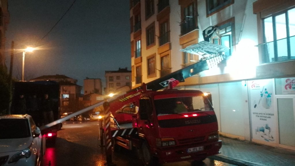 İstanbul'da yüksek katlı bina dış cephesine kurulan asansörlü evden eve nakliyat sistemi