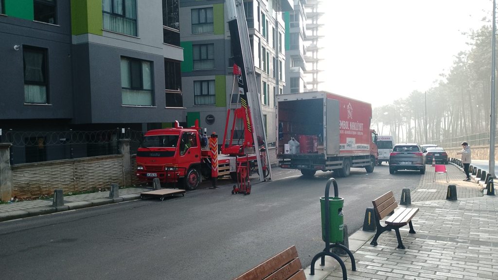 Çizilme riskine karşı özel ambalajlanmış eşyaların balkondan nakliyat asansörü ile indirilmesi
